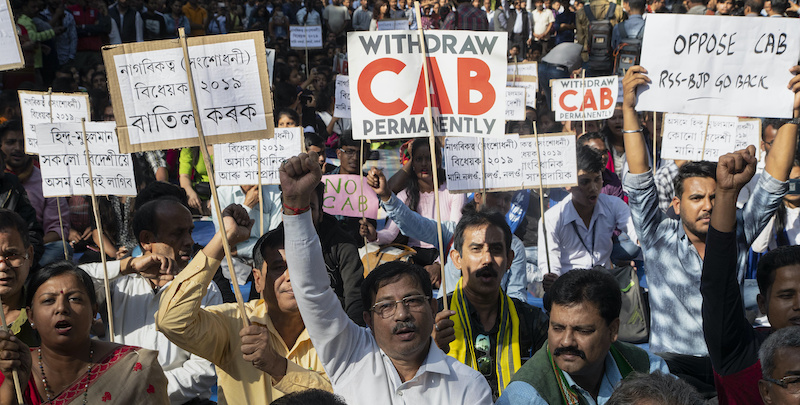 Protesta contro la Citizenship Amendment Bill (CAB) a Gauhati, India, dicembre 2019 (AP Photo/Anupam Nath)