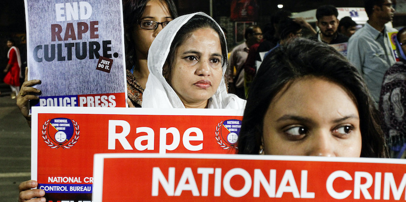 Una manifestazione contro le violenze sessuali a Calcutta, in India (AP Photo/Bikas Das)