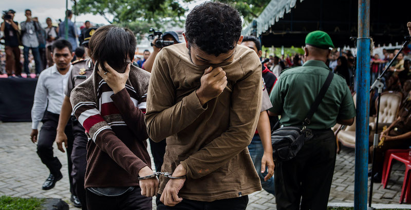 Una coppia gay viene portata alla moschea di Syuhada, a Banda Aceh, per essere fustigata, il 23 maggio 2017 (Ulet Ifansasti/Getty Images)