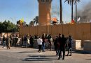 Decine di manifestanti hanno attaccato l'ambasciata statunitense a Baghdad, in Iraq
