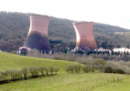 La spettacolare demolizione di una vecchia centrale elettrica nel Regno Unito
