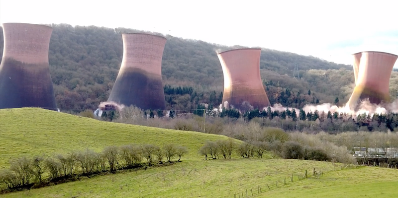La spettacolare demolizione di una vecchia centrale elettrica nel Regno Unito