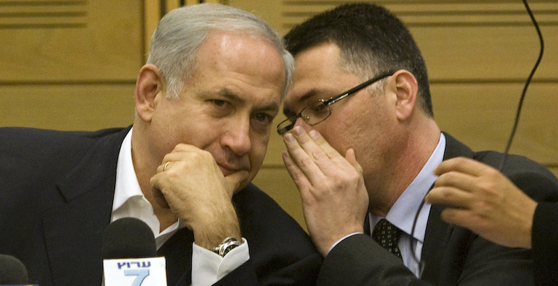Benjamin Netanyahu, a sinistra, e Gidon Sa'ar (AP Photo/Sebastian Scheiner, File Photo)
