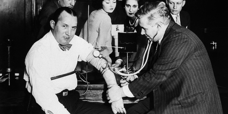 Un test con la prima macchina della verità effettuato dal suo inventore, William Marston, a destra, nel 1931 (AP Photo)