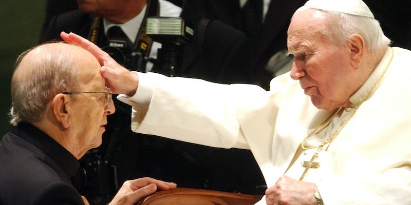 Padre Marcial Maciel con Papa Giovanni Paolo II, nel 2004 (AP Photo/Plinio Lepri)