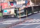 Il video dell'incidente fra un filobus e un camion dei rifiuti a Milano