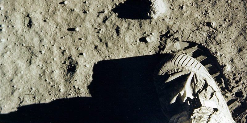 Un piede di Edwin "Buzz" Aldrin sulla Luna, il 20 luglio 1969 (ANSA/EPA/NASA/)