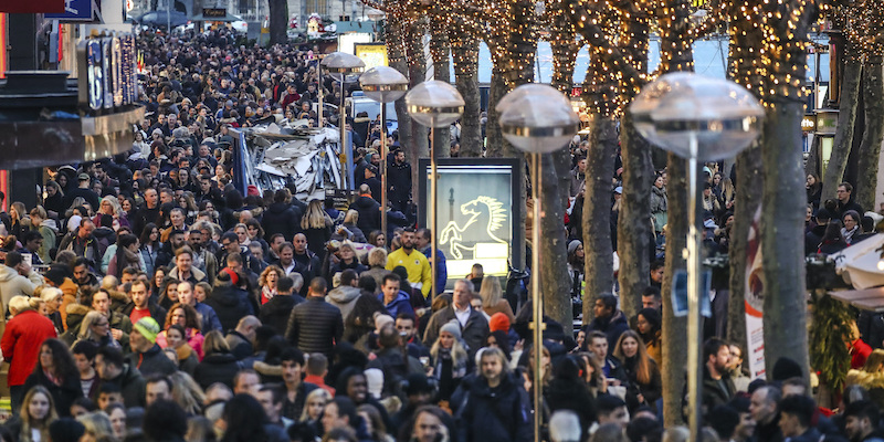 Una strada del centro di Stoccarda, in Germania, affollata per via degli acquisti pre-natalizi, il 21 dicembre 2019 (Christoph Schmidt/picture-alliance/dpa/AP Images)