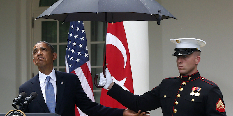 L'allora presidente degli Stati Uniti Barack Obama e un marine che gli tiene l'ombrello durante una conferenza stampa alla casa Bianca con l'allora primo ministro turco Recep Tayyip Erdogan, il 16 maggio 2013 (AP Photo/Charles Dharapak, File)