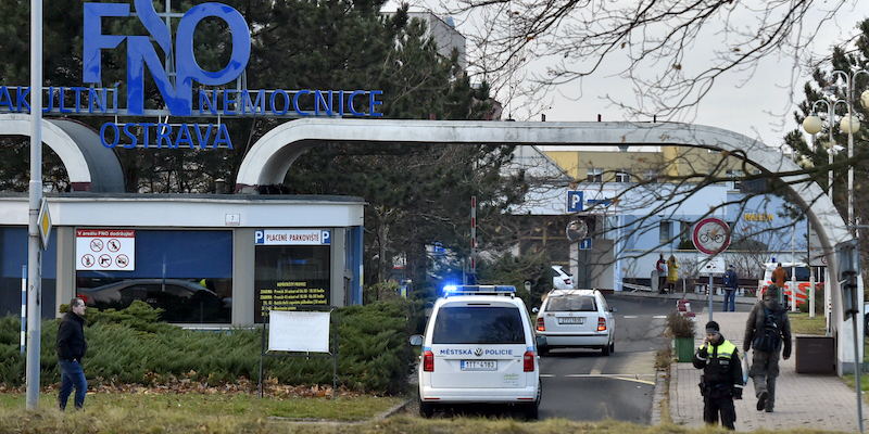 Auto della polizia ceca fuori dall'ospedale di Ostrava dove il 10 dicembre 2019 è avvenuta una sparatoria (Jaroslav Ozana/CTK via AP)