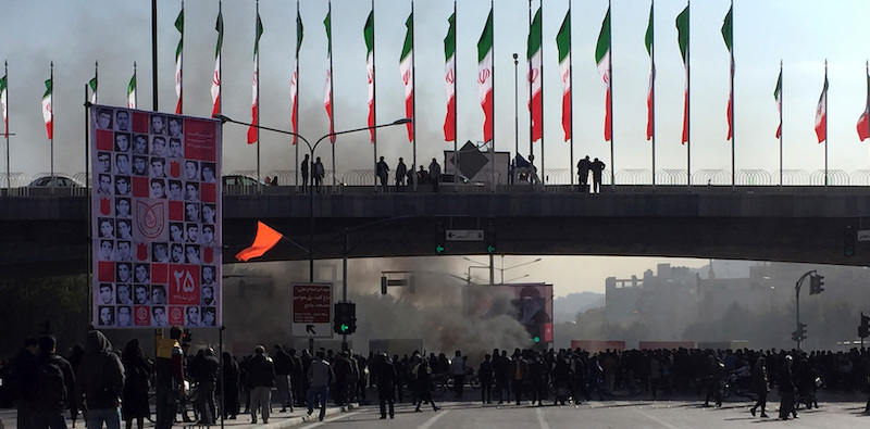 Una protesta contro l'aumento dei prezzi del carburante a Isfahan, in Iran, il 16 novembre 2019 (AP Photo)