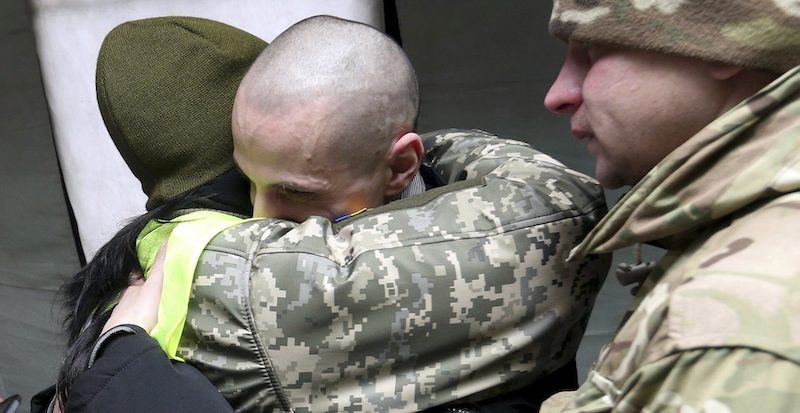 Un prigioniero ucraino abbraccia un amico dopo essere stato liberato (Ukrainian Presidential Press Office via AP)