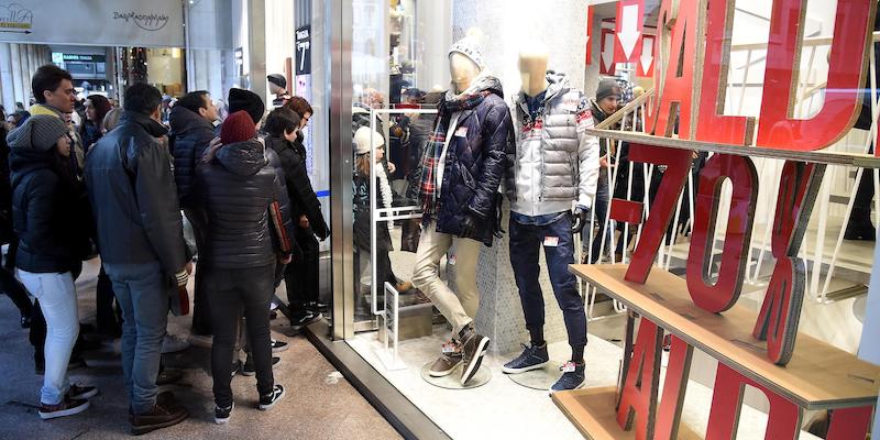 Persone in fila davanti a un negozio in occasione della prima giornata di saldi invernali a Milano, il 5 gennaio 2016 (ANSA/DANIEL DAL ZENNARO)