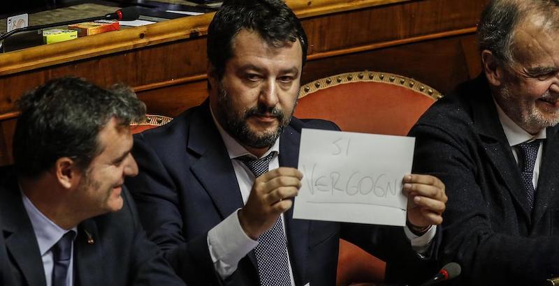 Matteo Salvini con una scritta rivolta a Giuseppe Conte, in Senato (ANSA FABIO FRUSTACI)