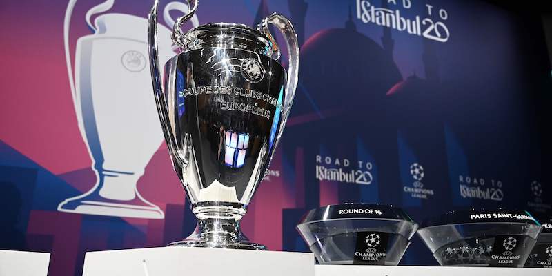 Il trofeo della UEFA Champions League nella sala dei sorteggi di Nyon (Fabrice COFFRINI / AFP)