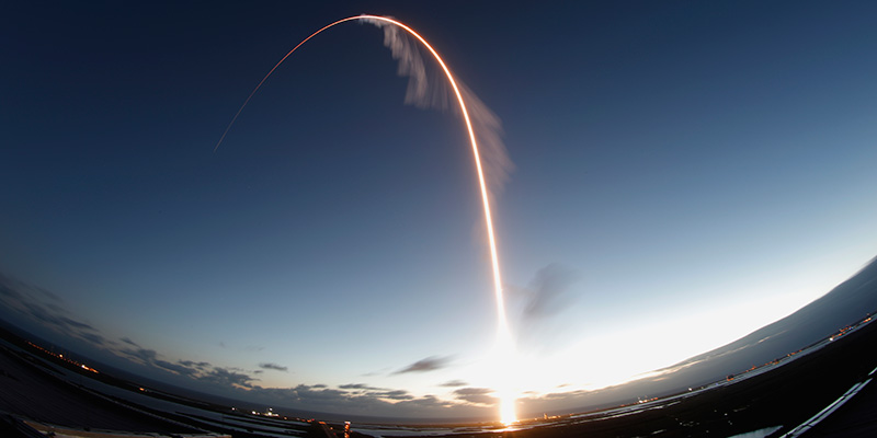 La scia luminosa lasciata dal razzo Atlas V durante il lancio di Starliner da Cape Canaveral, Florida, Stati Uniti (AP Photo/Terry Renna)