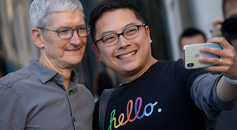 Il CEO di Apple, Tim Cook, con un fan che scatta un selfie (Drew Angerer/Getty Images)