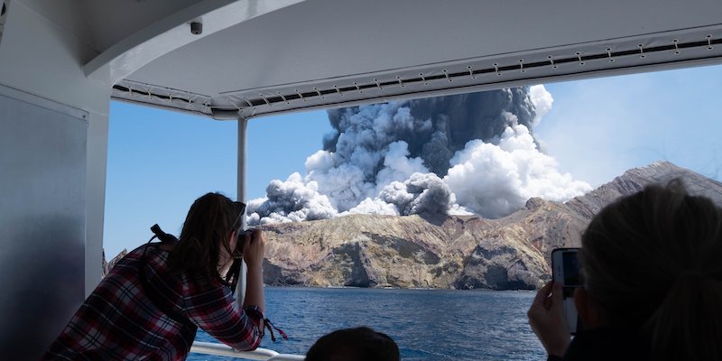 L'eruzione del vulcano di White Island vista da una imbarcazione turistica, il 9 dicembre 2019 (Michael Schade via AP)