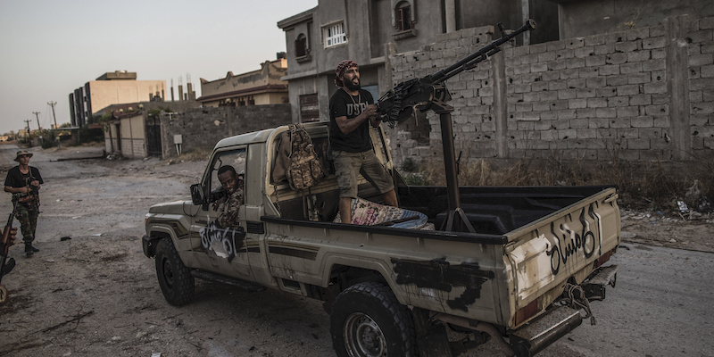 Miliziani delle forze fedeli a Serraj, a Tripoli. (Amru Salahuddien/picture-alliance/dpa/AP Images)