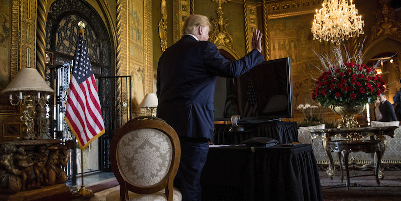 Donald Trump alla residenza di Mar-a-Lago, in Florida (AP Photo/Andrew Harnik)