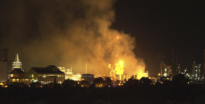 C'è stata una grossa esplosione in uno stabilimento chimico a Tarragona, in Spagna: ci sono un morto, un disperso e sei feriti