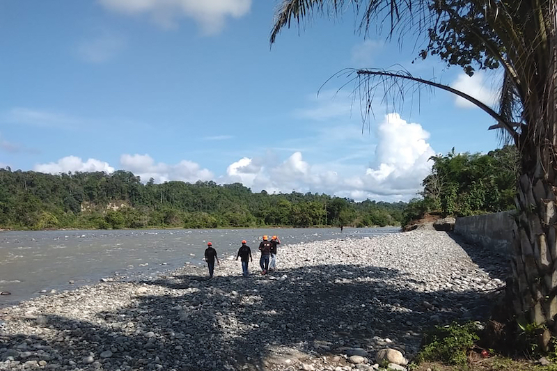 Una squadra di soccorso lungo fiume dove è crollato il ponte sull'isola di Sumatra. (Disaster Mitigation Agency of Bengkulu Province’s Kaur District.via AP)
