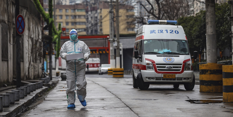 Un medico trasporta una scatola di medicine a Wuhan, in Cina. (Chinatopix via AP)