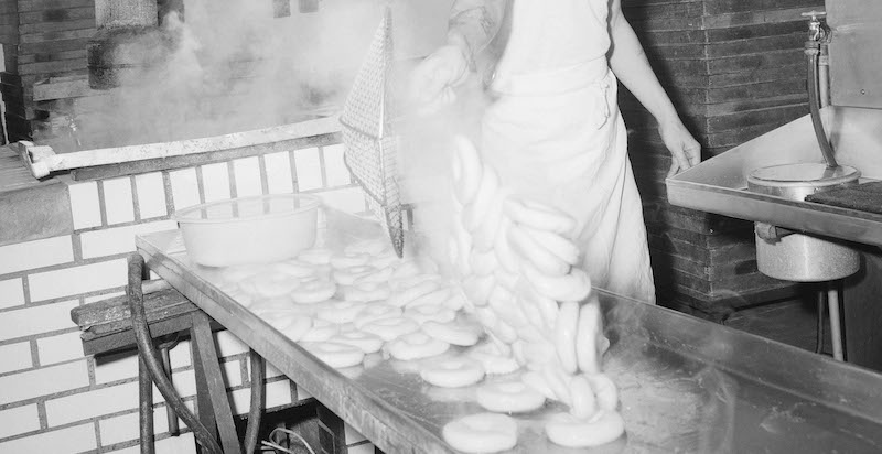 Bagel appena bolliti in un forno nel Queens, New York, 1963
(AP Photo/Dan Grossi)