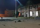 Ci sono almeno 28 morti per un bombardamento a un'accademia militare di Tripoli, in Libia