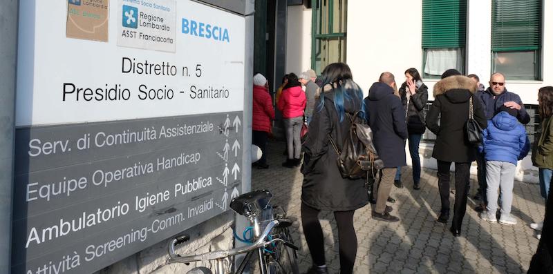 Persone in coda per il vaccino contro la menengite a Iseo (provincia di Brescia), 7 Gennaio 2020 (ANSA/ FILIPPO VENEZIA)