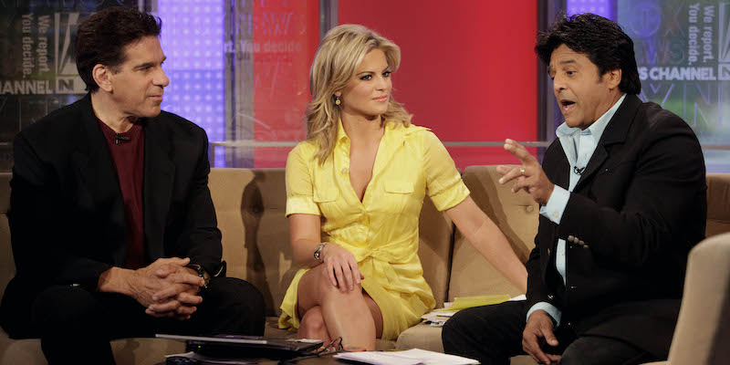La giornalista Courtney Friel, al centro, durante una puntata di "FOX & friends" nel 2010 (AP Photo/Richard Drew)