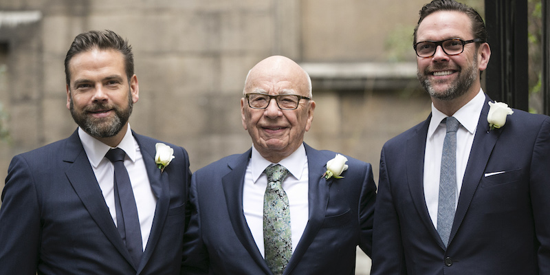 Rupert Murdoch, al centro, insieme ai figli James (a destra) e Lachlan (a sinistra). (John Phillips/Getty Images)