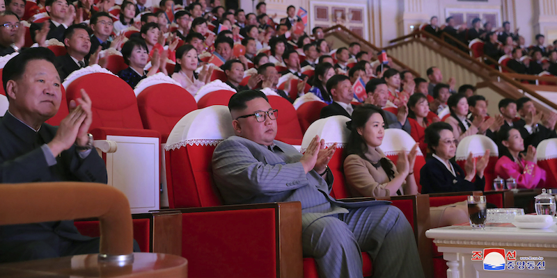 Una fotografia del 25 gennaio 2020 diffusa dal governo nordcoreano in cui si vede, seduta vicino a Kim Jong-un, e a sua moglie Ri Sol-ju, Kim Kyong-hui, zia del dittatore della Corea del Nord; sono tra il pubblico di un concerto a Pyongyang (Korean Central News Agency/Korea News Service via AP)