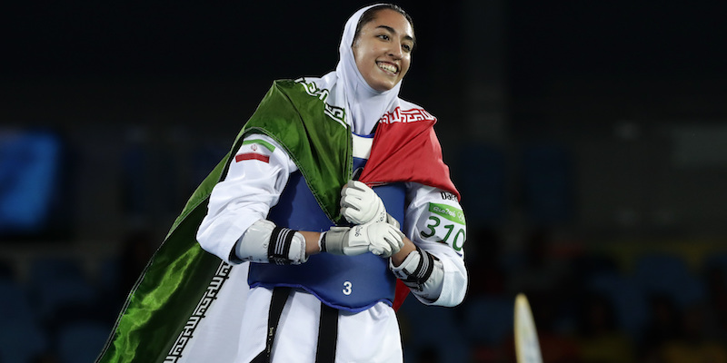L'atleta iraniana Kimia Alizadeh Zenoorin, dopo aver vinto la medaglia di bronzo nel torneo femminile di Taekwondo categoria 58 chili alle Olimpiadi di Rio de Janeiro, il 18 agosto 2016 (AP Photo/Robert F. Bukaty)