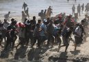 Centinaia di migranti hanno attraversato un fiume tra Guatemala e Messico