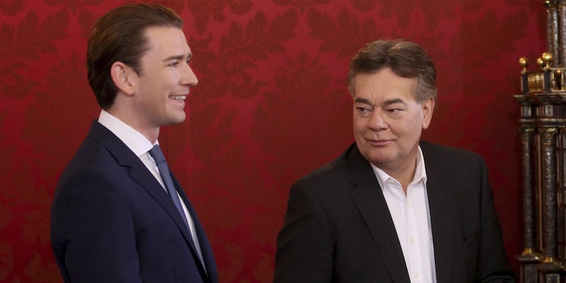 Il leader dell'ÖVP Sebastian Kurz, a sinistra, e il leader dei Verdi, Werner Kogler, a destra (AP Photo/Ronald Zak)