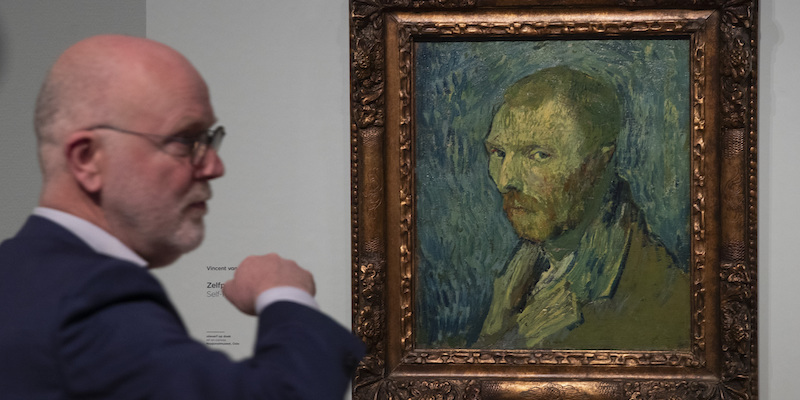 Louis van Tilborgh, professore di storia dell'arte dell'Università di Amsterdam e ricercatore capo del Museo Van Gogh, durante la conferenza in cui ha confermato l'autenticità dell'autoritratto di Van Gogh in secondo piano, il 20 gennaio 2020 (AP Photo/Peter Dejong)