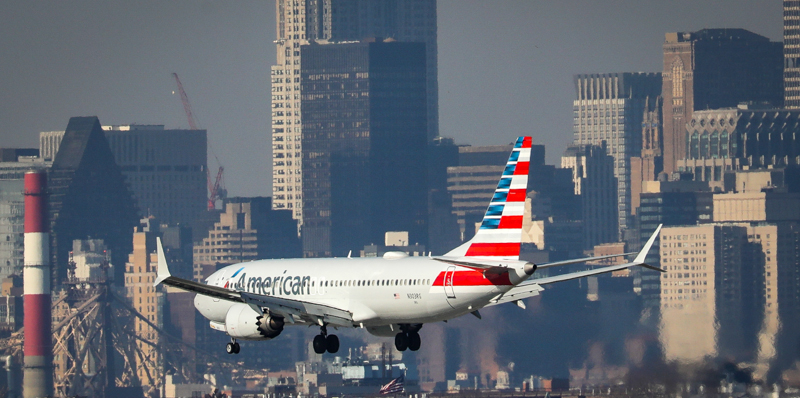 Un Boeing 737 Max sopra l'aeroporto LaGuardia di New York (Drew Angerer/Getty Images)