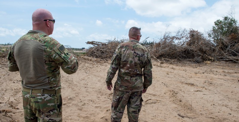 Due militari perlustrano la zona di Camp Simba nel febbraio 2018 (Staff Sgt. Timothy Moore/U.S. Air Force via AP)