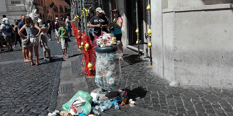 Un cestino dei rifiuti a Roma (ANSA/LUCIA MANCA)