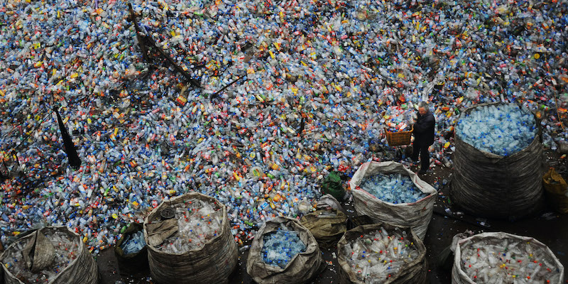 Un lavoratore in uno stabilimento di smaltimento della plastica a Wuhan, in Cina (China Photos/Getty Images)