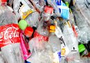 Le persone non rinunciano alle bottiglie di plastica, dice Coca-Cola