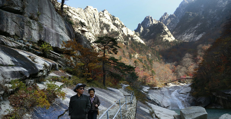 Due turisti sul Monte Kumgang (AP Photo/Dita Alangkara)