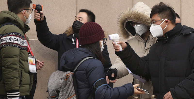Il controllo della temperatura per i giornalisti prima di una conferenza stampa del ministro della Salute cinese a Pechino, domenica mattina (The Yomiuri Shimbun via AP Images )