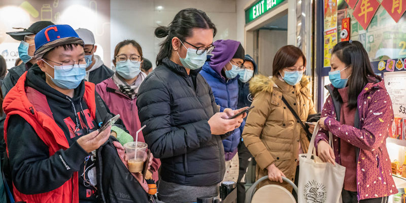 Una fila di persone in attesa di comprare maschere protettive per il volto a Hong Kong (Anthony Kwan/Getty Images)