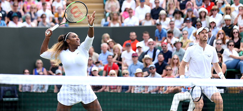 Serena Williams e Andy Murray durante una partita di doppio misto a Wimbledon nel 2019 (Alex Pantling/Getty Images)