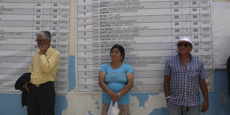 Fuori da un seggio elettorale di Lima, in Perù, il 26 gennaio 2020 (AP Photo/Martin Mejia)
