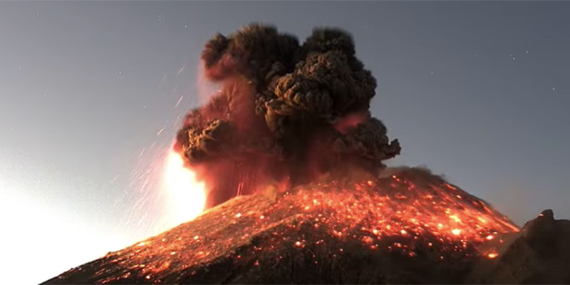 La spettacolare eruzione del vulcano Popocatépetl, in Messico
