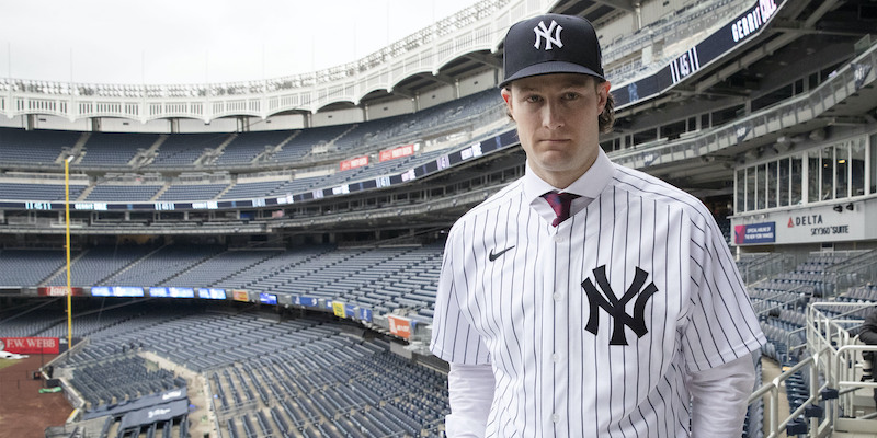 Gerrit Cole durante la presentazione allo Yankee Stadium di New York (AP Photo/Mark Lennihan)