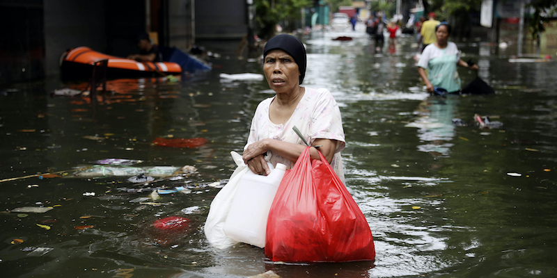 Una strada di Giacarta allagata, il 4 gennaio 2020 (AP Photo/Dita Alangkara)